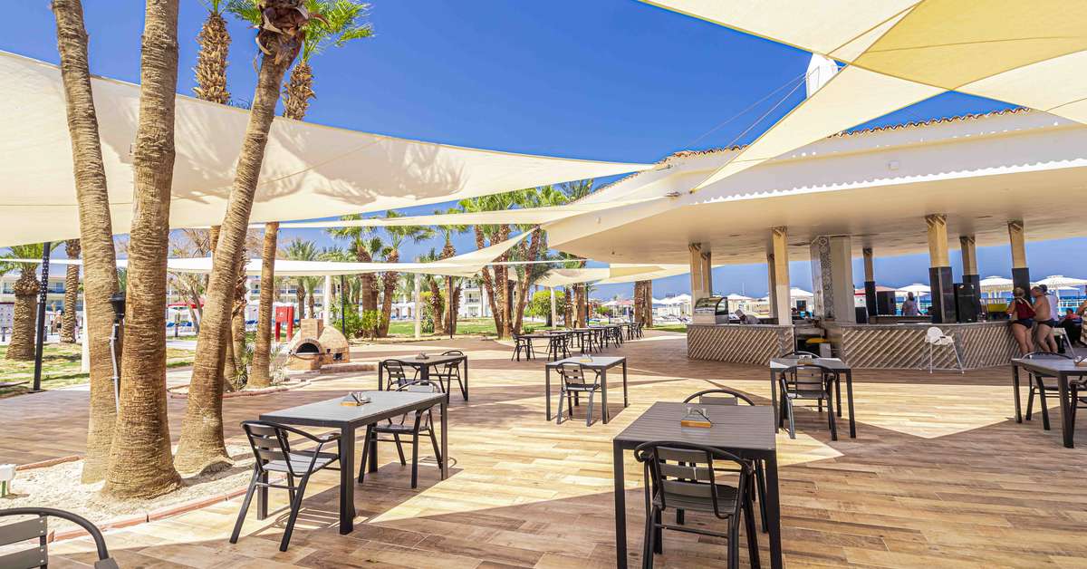 Een foto van het terras bij Amarina Abu Soma Resort & Aquapark