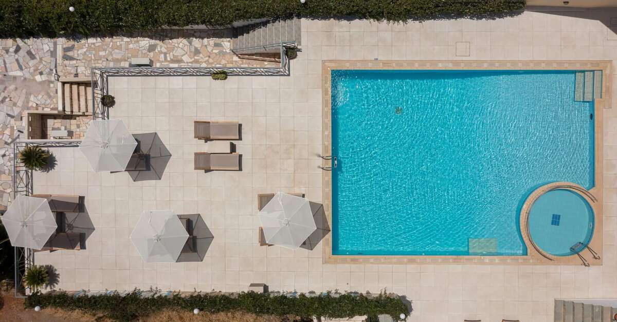 Een foto van het zwembad bij Adonis Hotel
