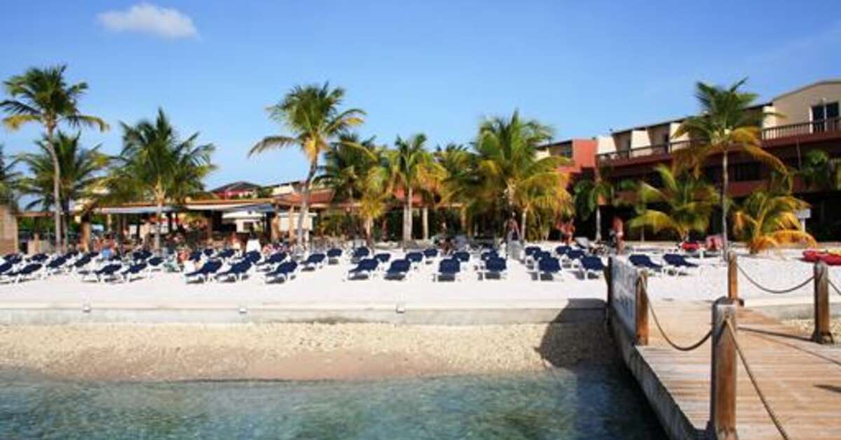 Een foto van het strand bij Eden Beach Resort