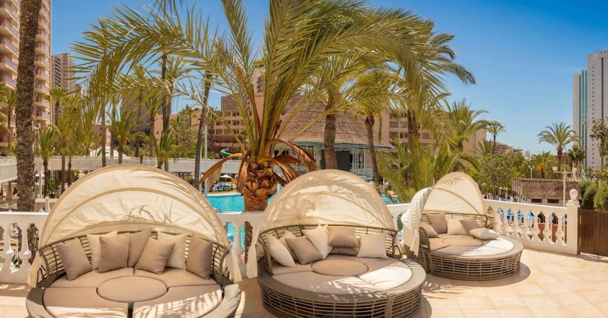 Een foto van het terras bij Magic Tropical Splash Aparthotel