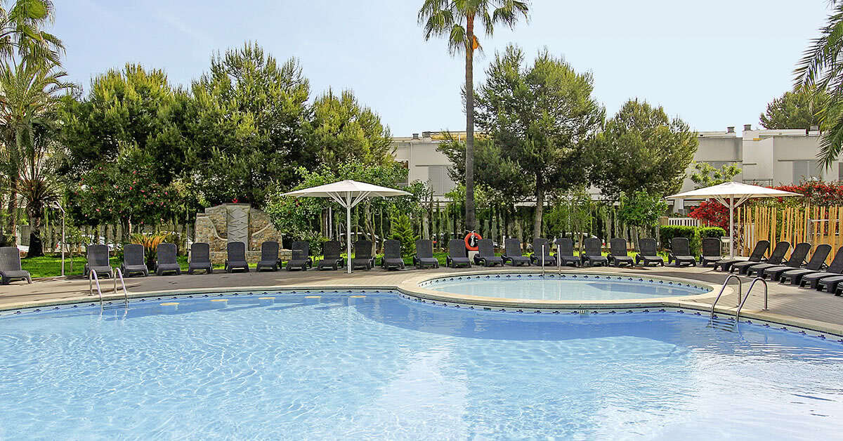 Ein Foto vom Pool im BG Pamplona Hotel