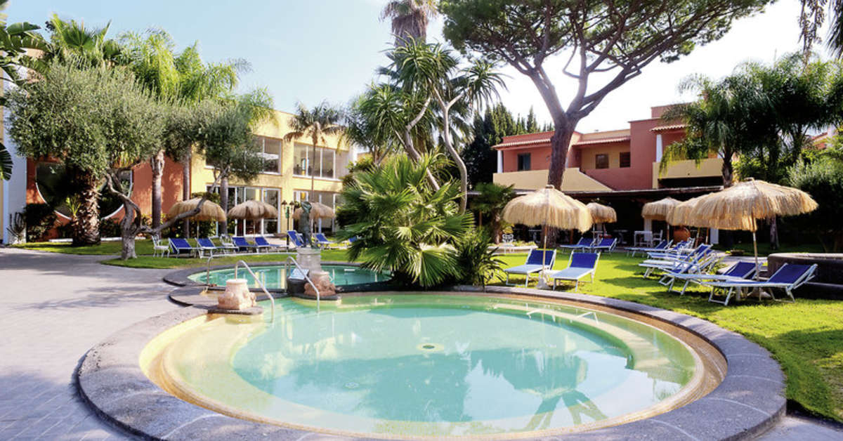 Een foto van het zwembad bij Albergo La Reginella Resort & Spa