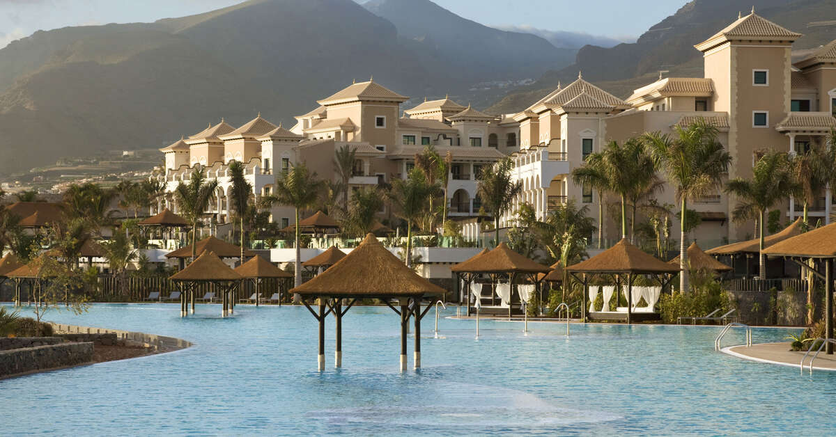 Een foto van het zwembad bij Gran Melia Palacio de Isora