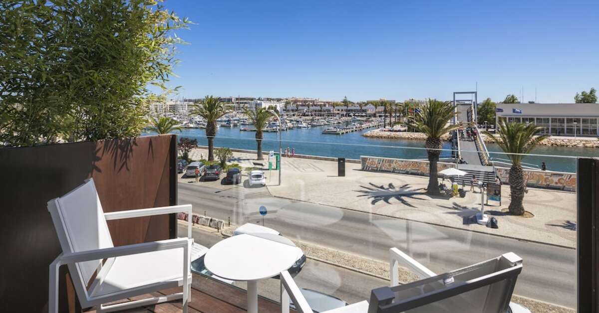 Een foto van het terras bij Lagos Avenida Hotel