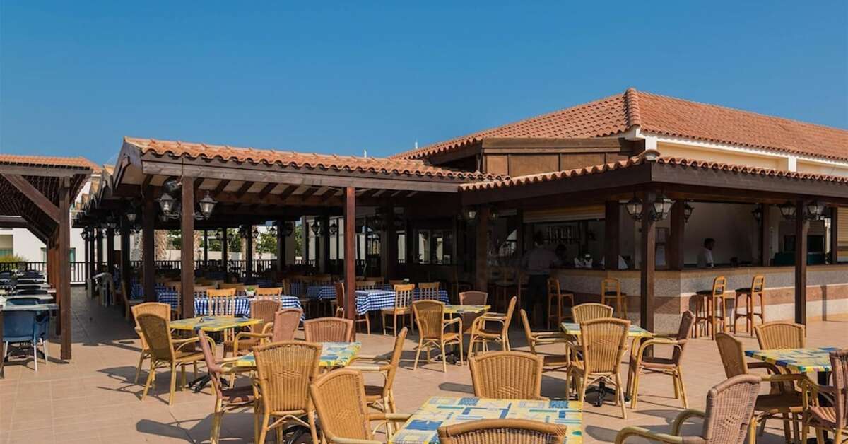 Een foto van het terras bij Tsokkos Paradise Village