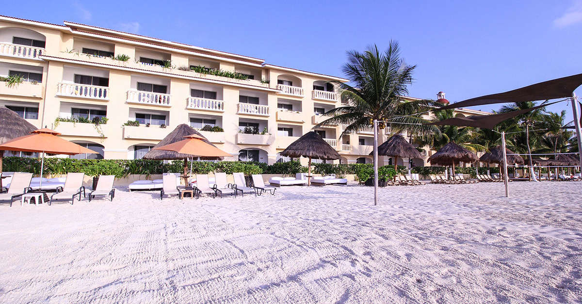 Een foto van de buitenkant van All Ritmo Cancun Resort & Waterpark