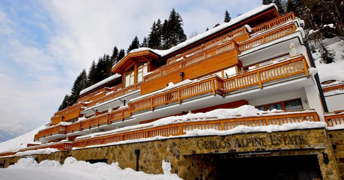 Een foto van de buitenkant van Alpine Estate