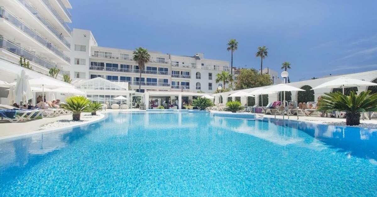 Een foto van het zwembad bij Catalonia del Mar