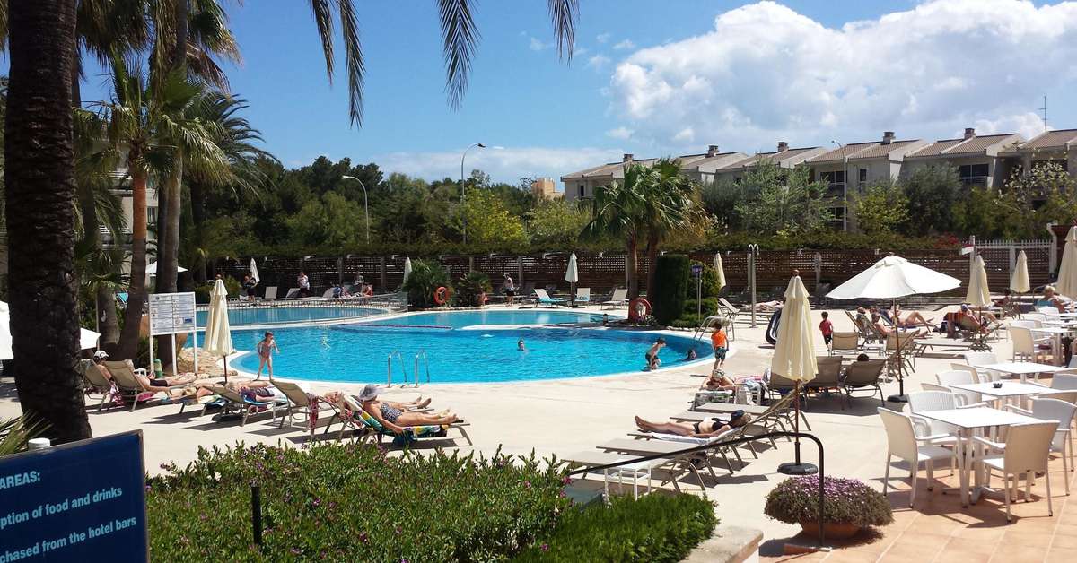 Een foto van het zwembad bij Puerto Azul Suite Hotel