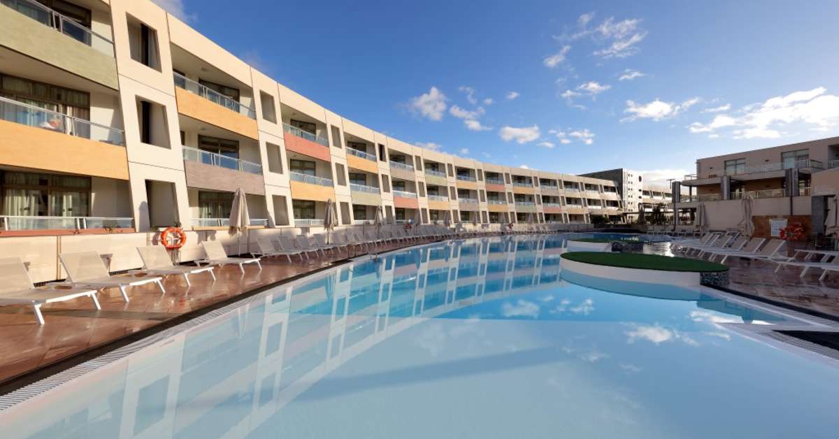 Een foto van het zwembad bij Eurostars Las Salinas