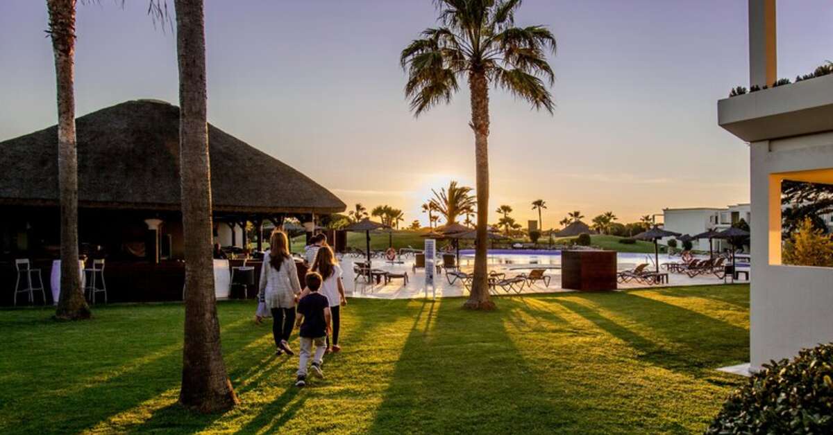 Een foto van het zwembad bij Vincci Costa Golf