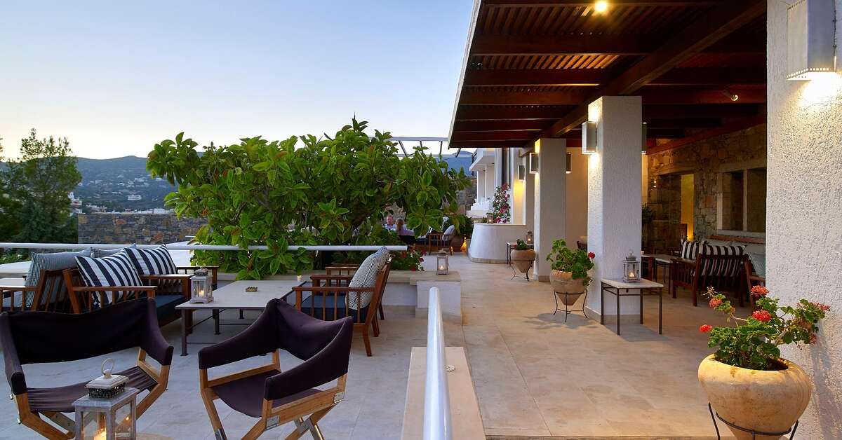 Een foto van het terras bij St. Nicolas Bay Resort