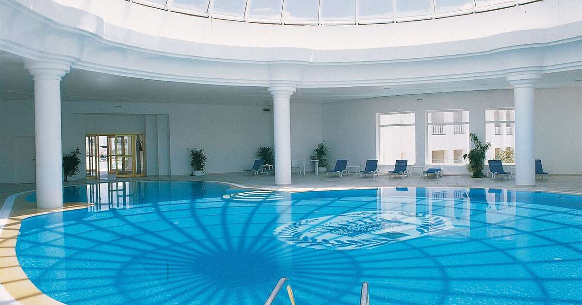 Ein Foto vom Pool im Golden Tulip Taj Sultan