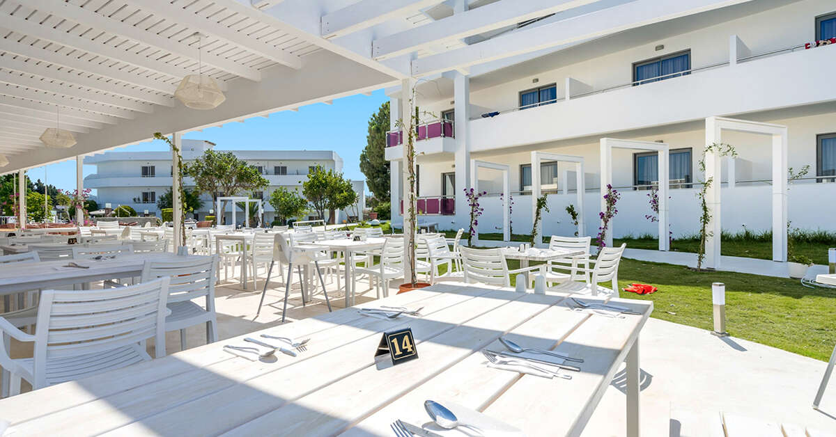 Een foto van het terras bij Stamos Hotel Faliraki