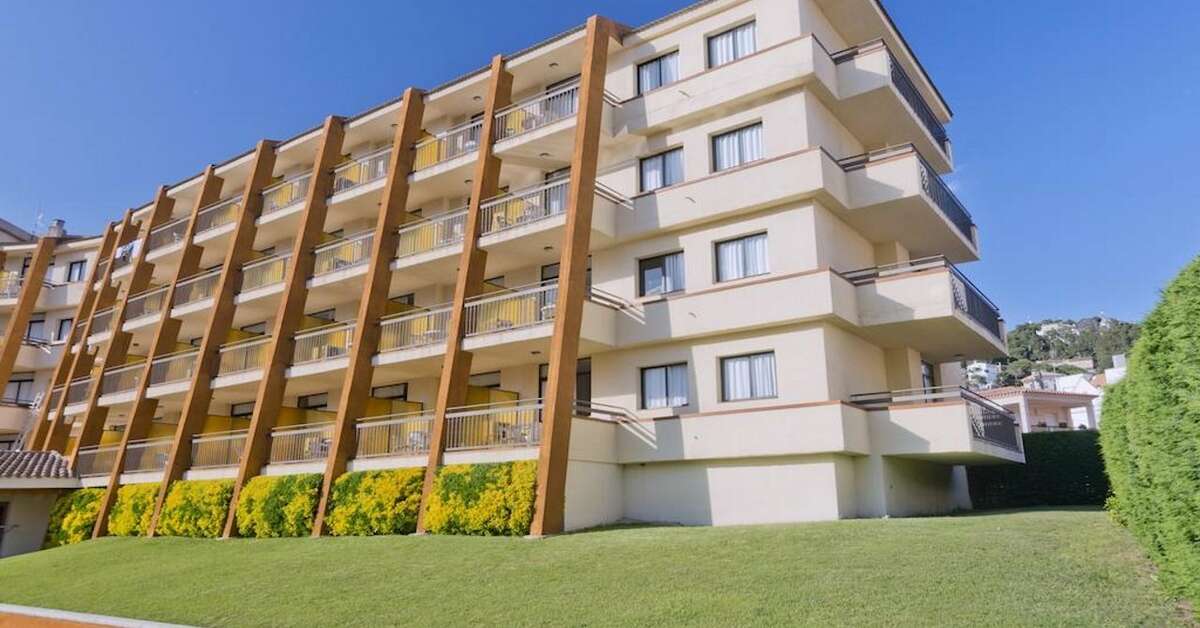 Een foto van de buitenkant van Aparthotel GHT Tossa Park