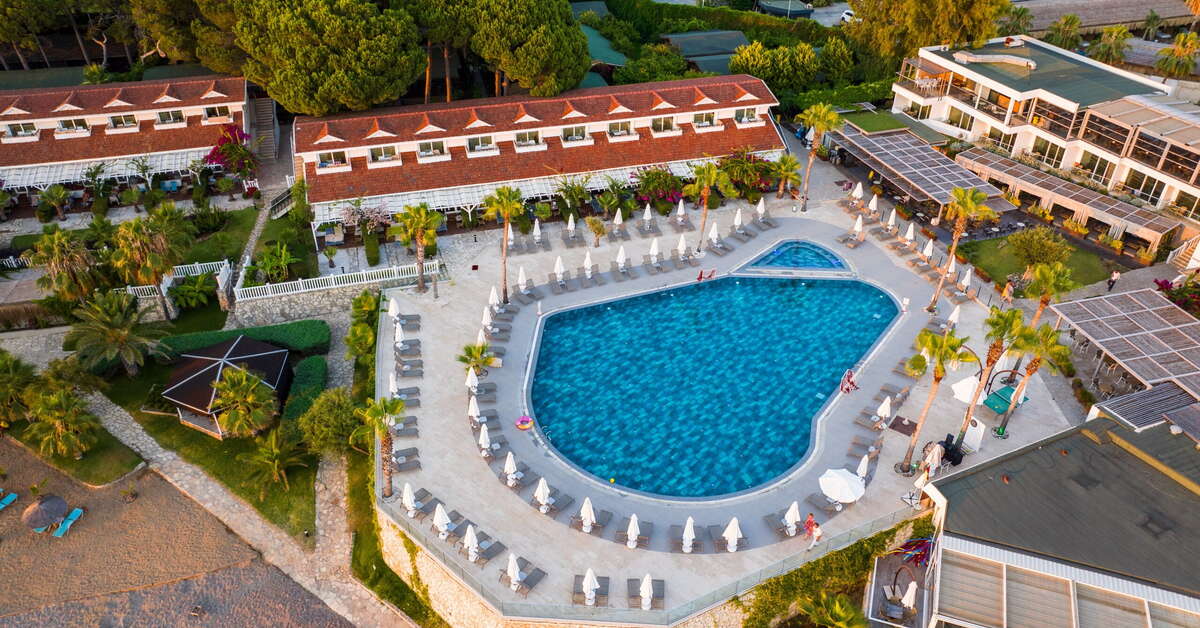 Een foto van het zwembad bij Flora Garden Beach Hotel