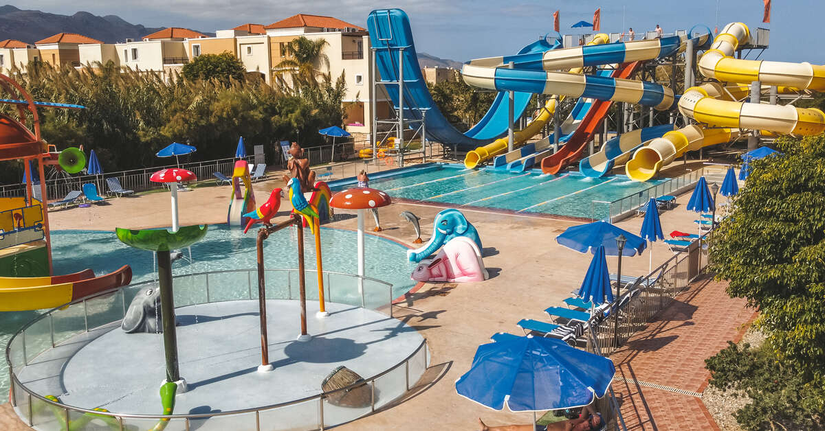 Een foto van het zwembad bij Chrispy Waterpark Resort
