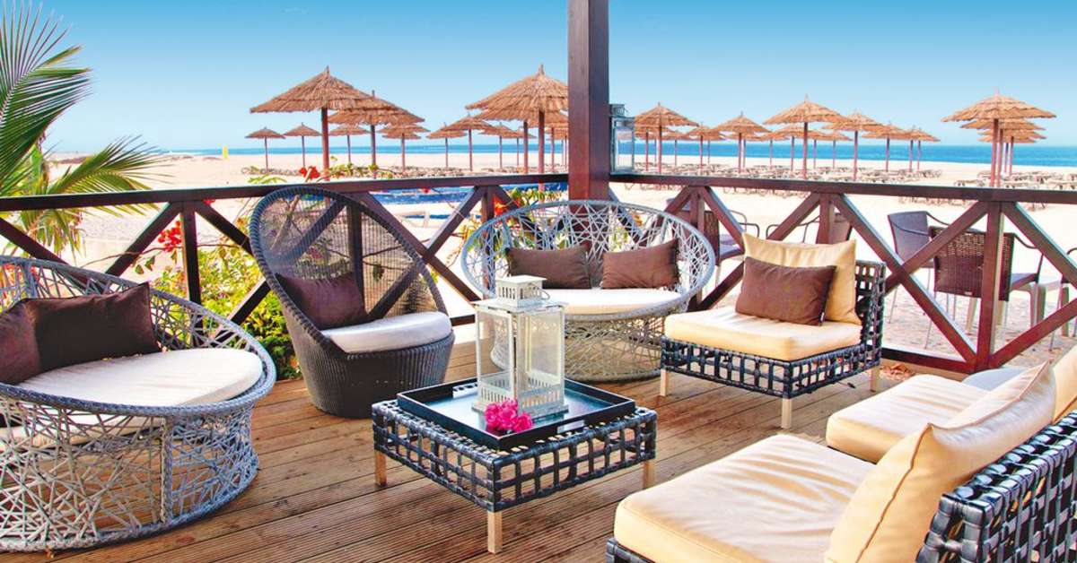 Een foto van het terras bij Melia Tortuga Beach