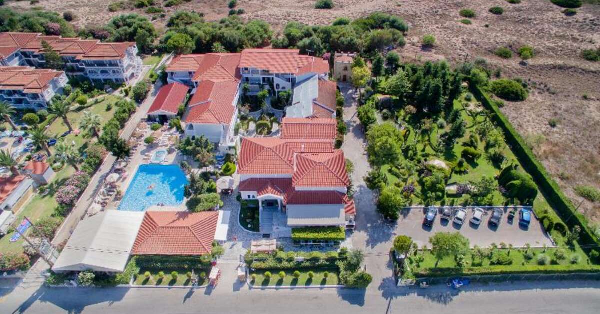 Een foto van het zwembad bij Louros Beach Hotel & Spa