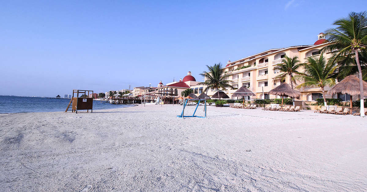 Een foto van de buitenkant van All Ritmo Cancun Resort & Waterpark