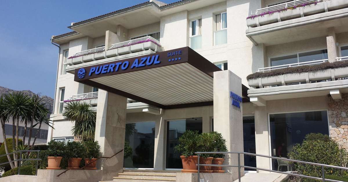 Een foto van de buitenkant van Puerto Azul Suite Hotel