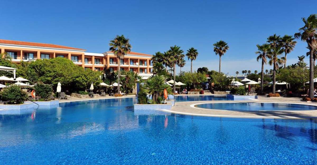Een foto van het zwembad bij Hipotels Barrosa Palace & Spa