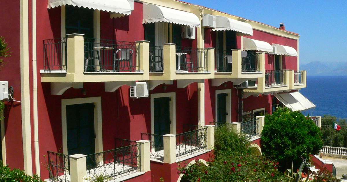 Een foto van de buitenkant van Apraos Bay Hotel