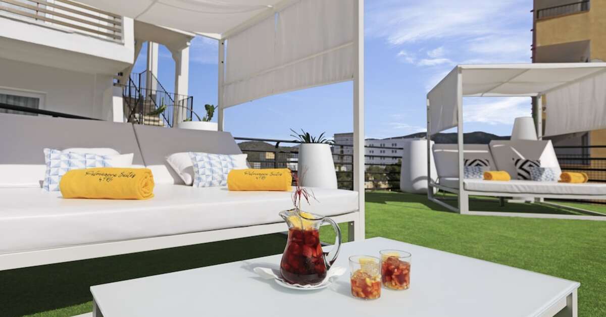 Een foto van het terras bij Palmanova Suites by TRH