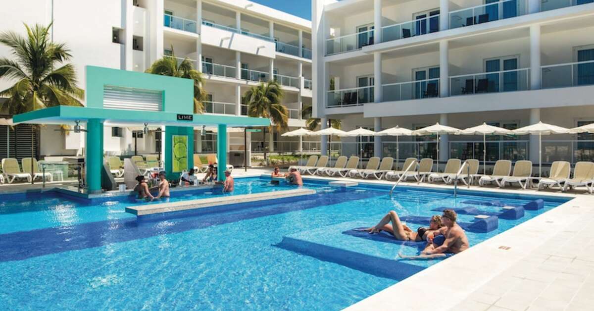 Een foto van het zwembad bij Riu Palace Jamaica