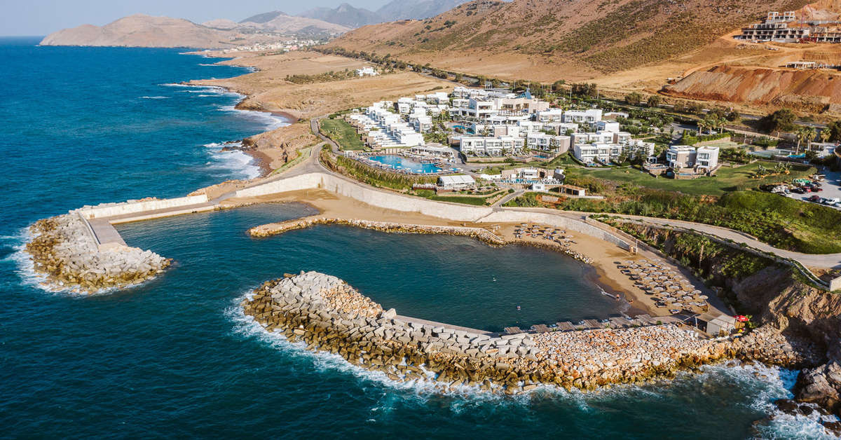Een foto van het zwembad bij The Royal Blue Resort & Spa