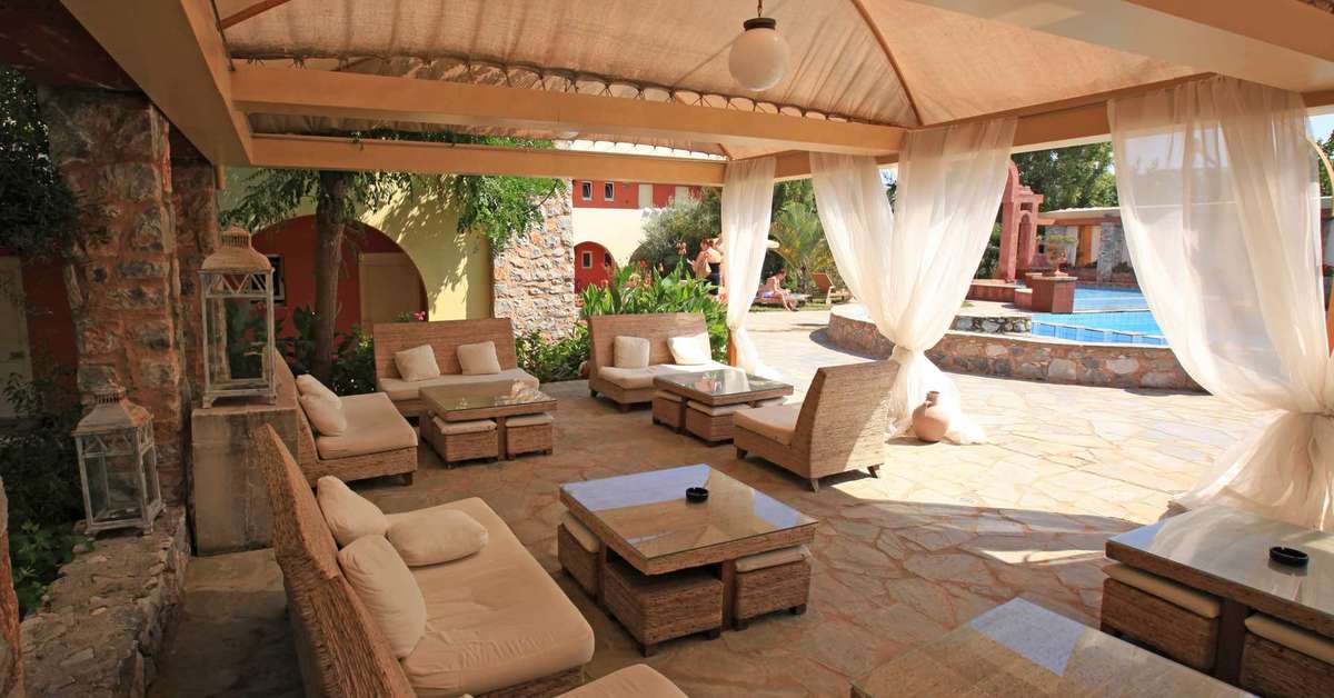 Ein Foto von der Terrasse im Orpheas Resort