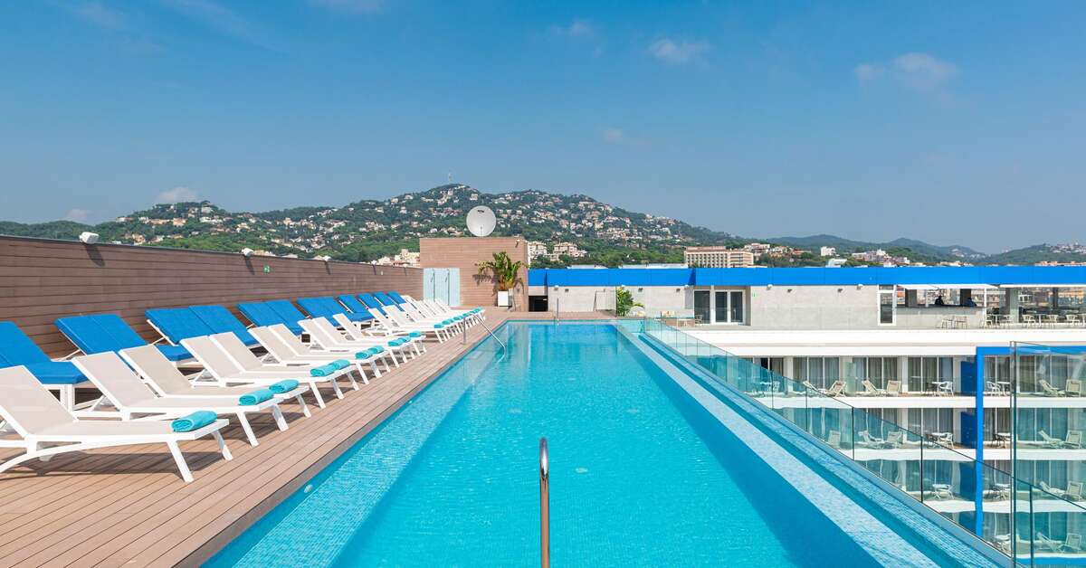 Een foto van een overzicht van L'Azure Hotel