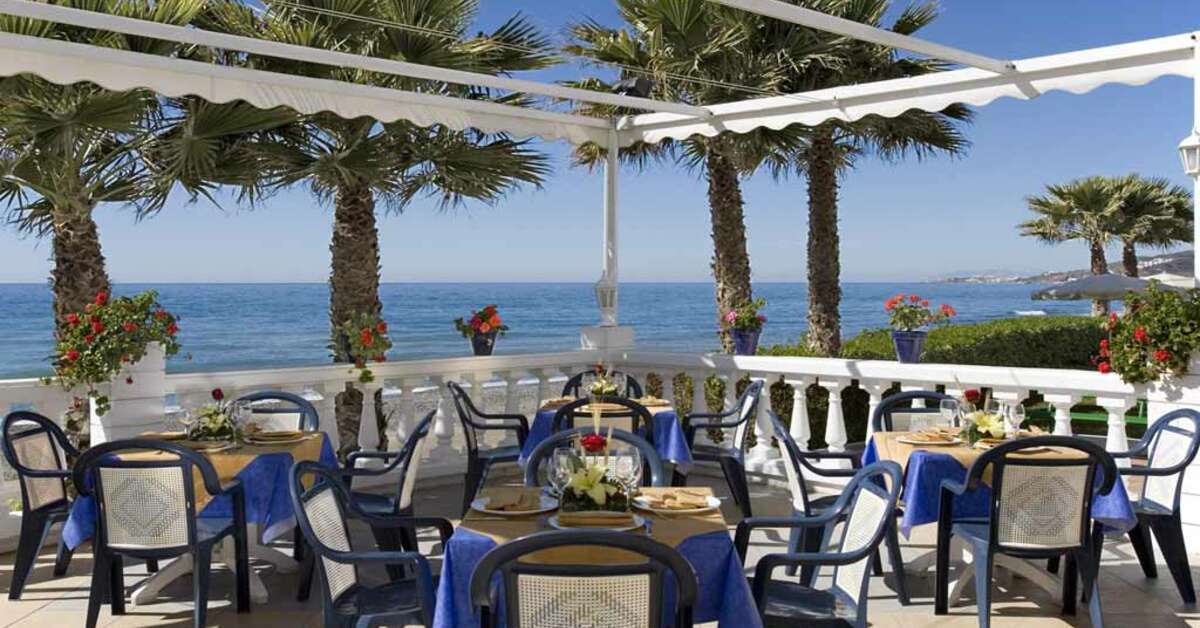 Een foto van het terras bij Hotel Perla Marina