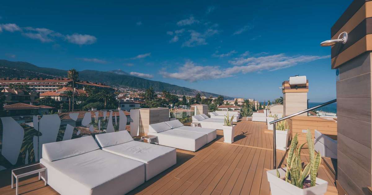 Een foto van het terras bij Atlantic Mirage Suites & Spa