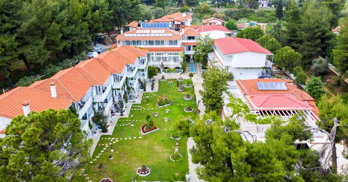 Een foto van de buitenkant van Porfi Beach Hotel