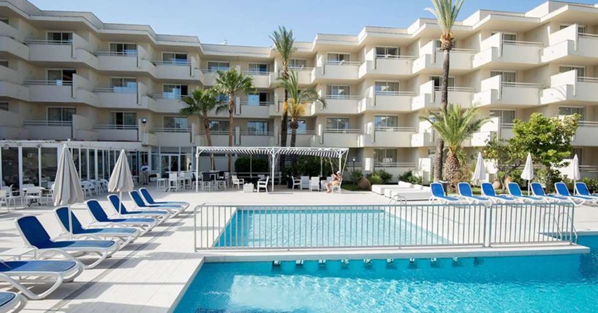 Een foto van het zwembad bij Globales Cala Bona Suites