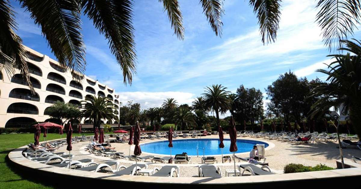 Een foto van het zwembad bij Vila Gale Cascais