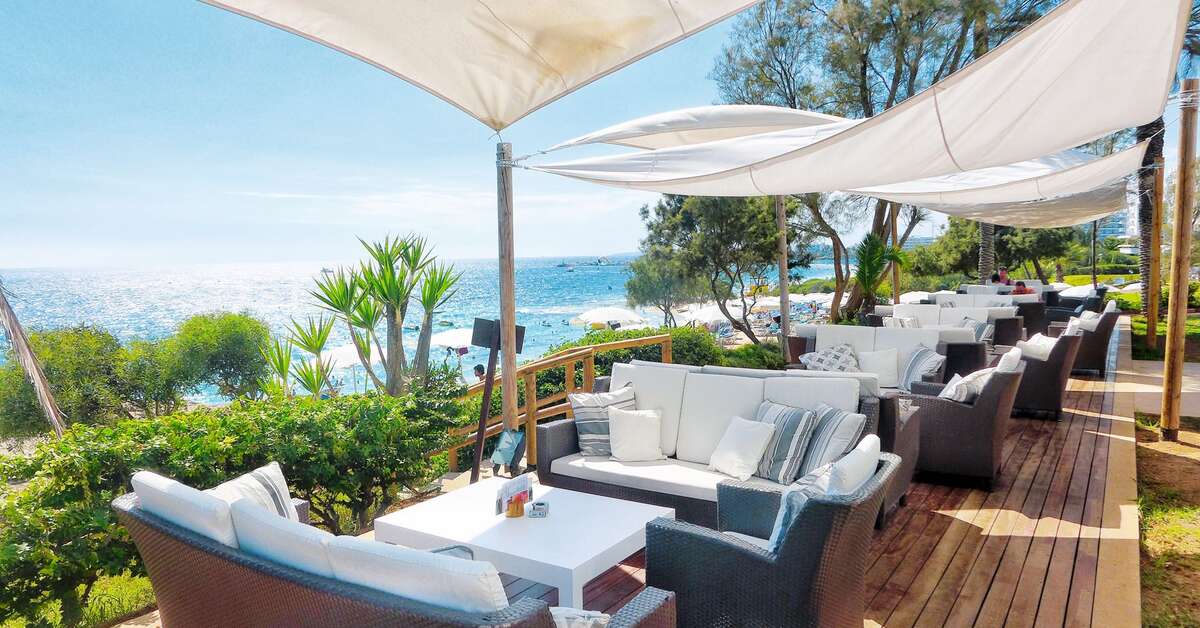 Een foto van het terras bij Grecian Sands Hotel