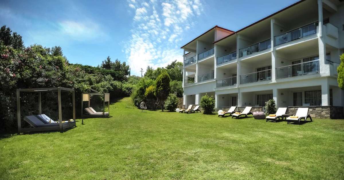 Een foto van het terras bij Alexander The Great Beach Hotel