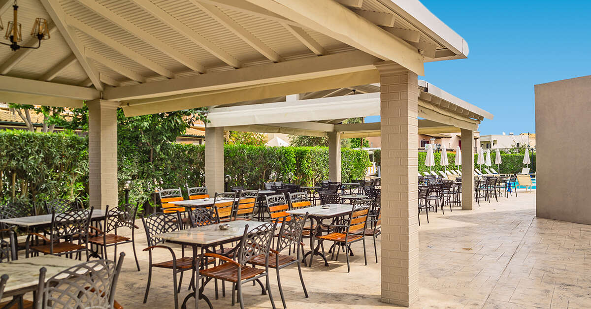Een foto van het terras bij Cnic Gemini Hotel