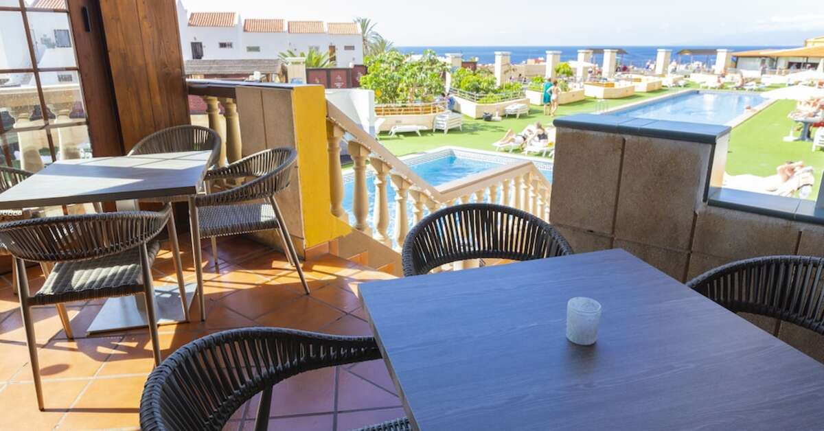 Een foto van het terras bij Hotel Villa de Adeje Beach