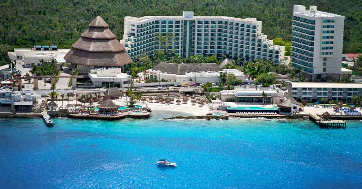 Een foto van het zwembad bij Grand Park Royal Cozumel
