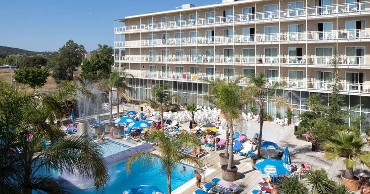 Een foto van het zwembad bij H-Top Platja Park