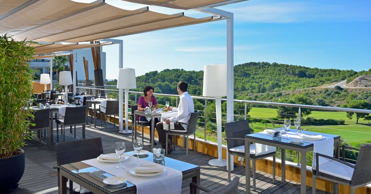 Een foto van het terras bij Eurostars Sitges