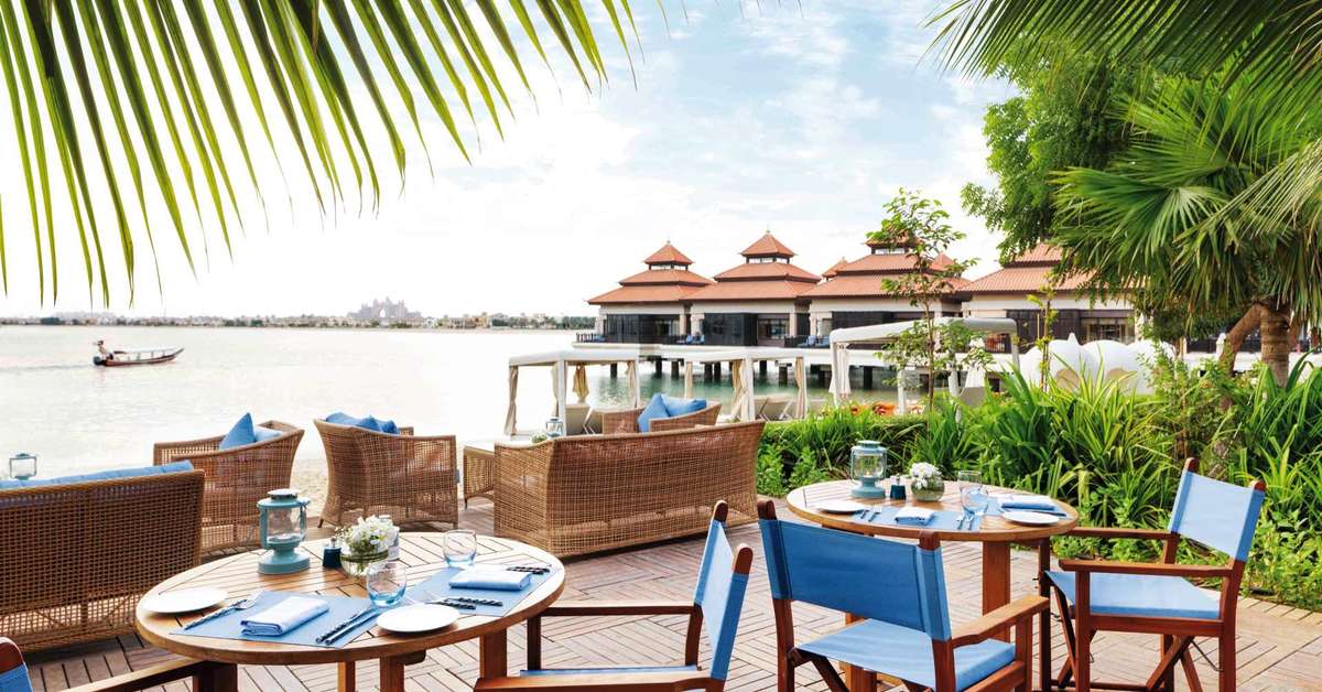 Een foto van het terras bij Anantara The Palm Dubai Resort