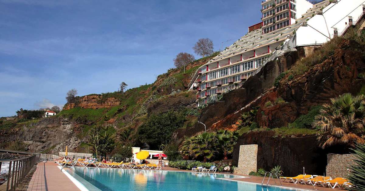 Ein Foto vom Pool im Hotel Orca Praia