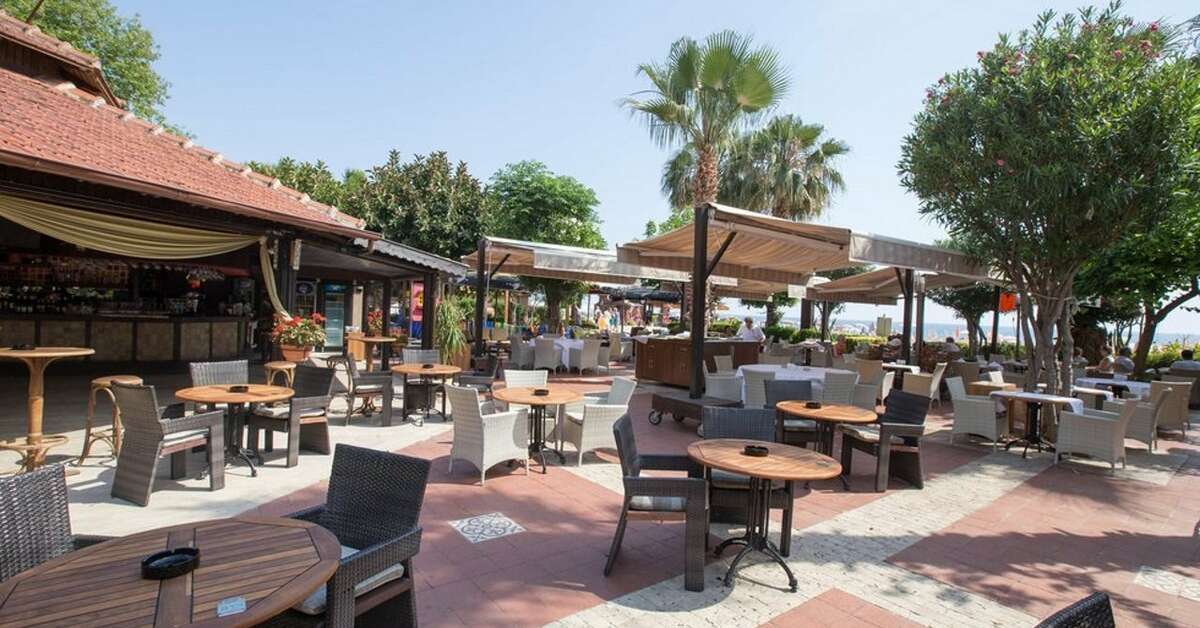 Een foto van het terras bij Hotel Grand Okan