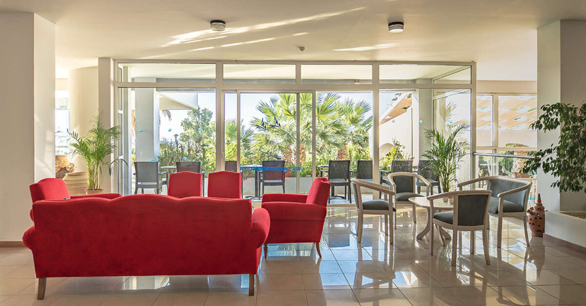 Een foto van het interieur van Evripides Village Beach Hotel