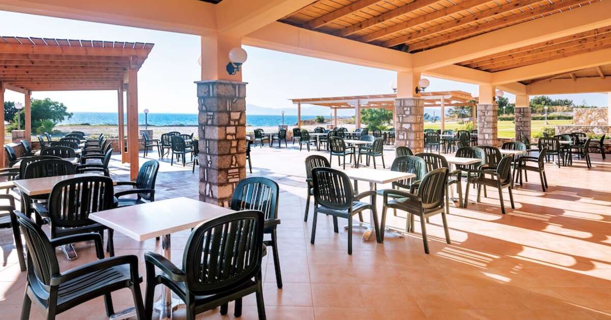 Een foto van het terras bij Kouros Palace