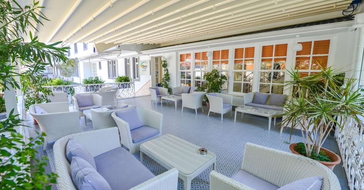 Een foto van het terras bij Tonoz Beach Hotel